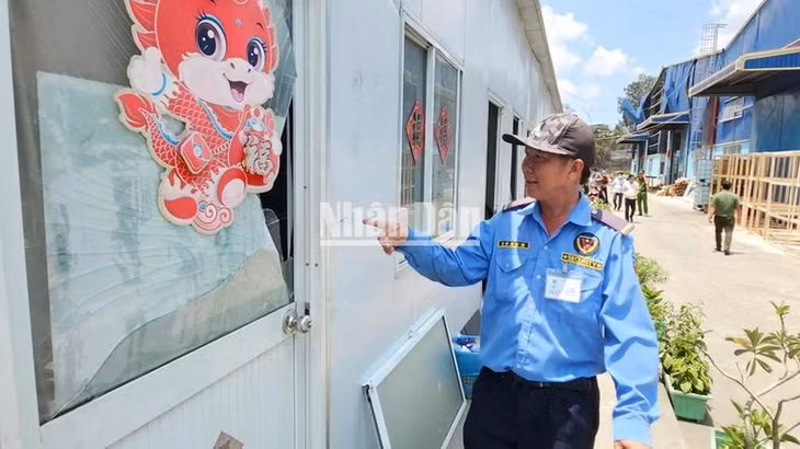Cửa sổ nhà ăn của nhân viên cách khu vực lò hơi hàng chục mét cũng bị vỡ toang do rung chấn.