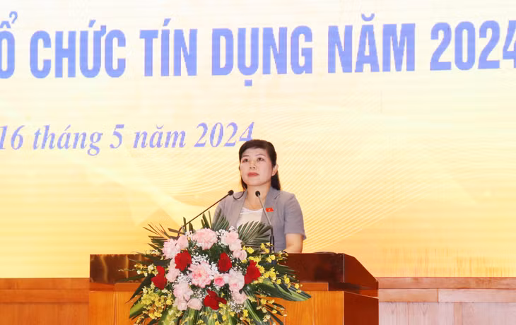 Đồng chí Nguyễn Thị Thu Hà, Phó Trưởng Đoàn ĐBQH tỉnh phát biểu tại hội nghị.