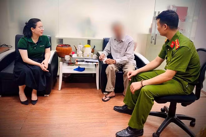 Ông H kể về sự việc suýt bị lừa đảo 90 triệu đồng. Ảnh: Công an Hà Tĩnh