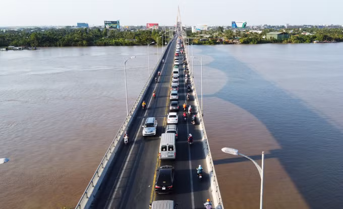 Ôtô xếp hàng nối dài qua cầu Rạch Miễu mỗi dịp lễ, Tết. Ảnh: Hoàng Nam