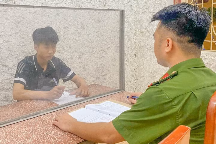Nguyễn Việt Hoàng tại cơ quan công an. (Ảnh: CACC)