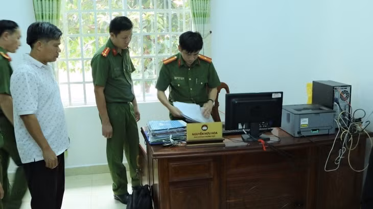 Cơ quan công an khám xét nơi làm việc của ông Hóa - Ảnh: CACC