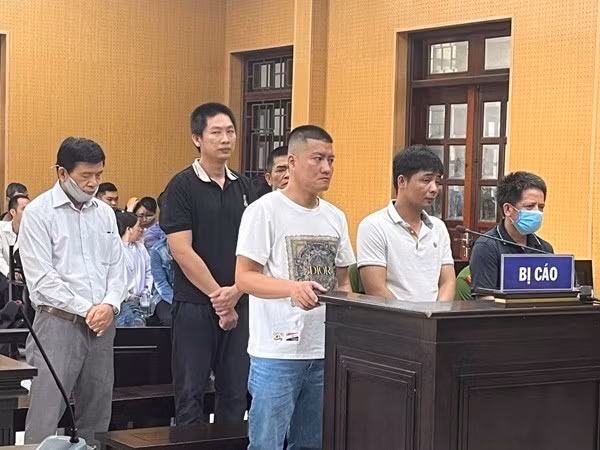 bị cáo Phạm Ngọc Phượng (ngoài cùng bên phải). Ảnh: Viên Nguyễn