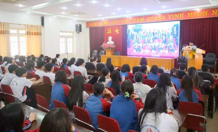 Ban Giám hiệu, giáo viên và học sinh một số lớp của Trường THPT Chuyên Hạ Long theo dõi Lễ kỷ niệm 70 năm Chiến thắng Điện Biên Phủ qua màn hình lớn tại hội trường.