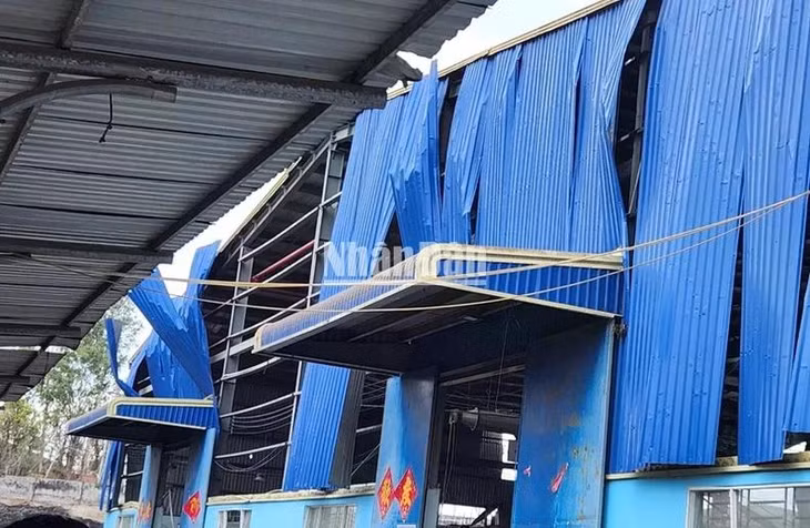 Vụ nổ gây rung chấn mạnh khiến nhà xưởng bị xé toang.