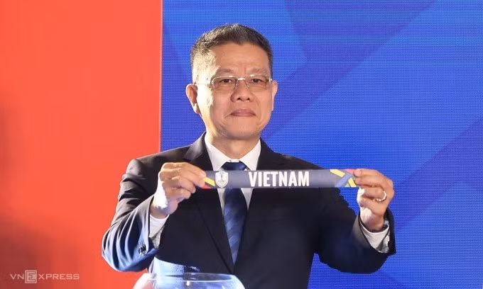 Chủ tịch LĐBĐ Đông Nam Á, ông Khiev Sameth với lá thăm Việt Nam. Ảnh: Hiếu Lương