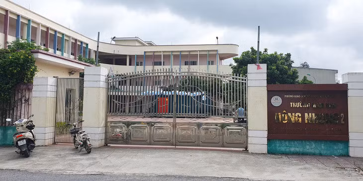 Cơ quan cảnh sát điều tra Công an TP Thái Bình đã thi hành lệnh bắt khẩn cấp nữ nhân viên phụ trách đón trẻ của Trường mầm non Hồng Nhung - Ảnh: TIẾN THẮNG