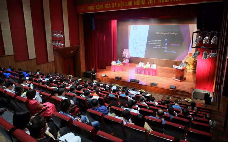 Các chuyên gia, học giả trình bày tham luận tại hội thảo.