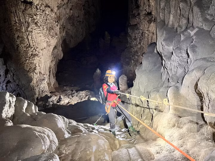 Để khám phá hang Sơn Đoòng, bạn cần có thể lực tốt để thực hiện các hoạt động thám hiểm thực thụ.