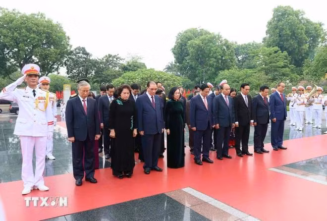 Lãnh đạo Đảng và Nhà nước đến đặt vòng hoa tưởng niệm các Anh hùng liệt sỹ. (Ảnh: An Đăng/TTXVN)
