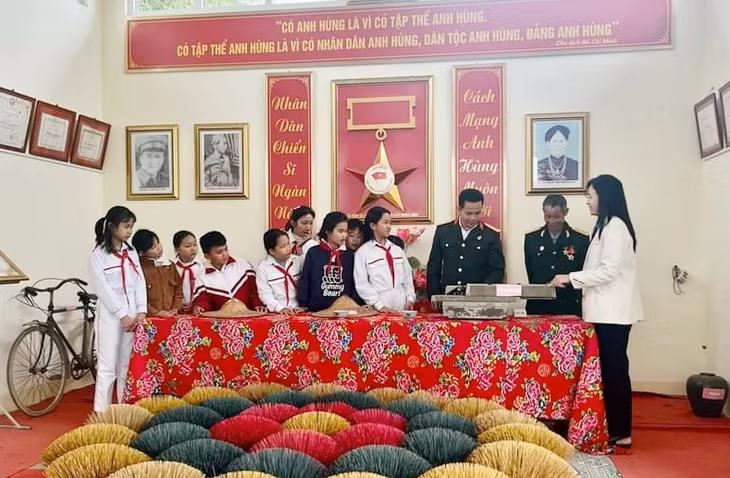 Học sinh Trường Tiểu học xã Đầm Hà tham quan Nhà Truyền thống xã do Hội CCB xã quản lý, tháng 3/2024.