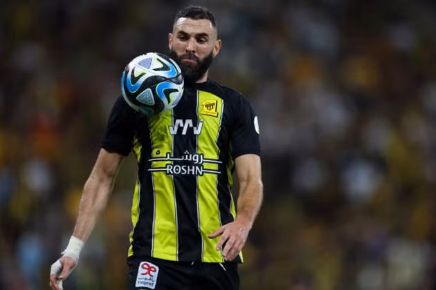 Benzema đến Madrid dưỡng thương.