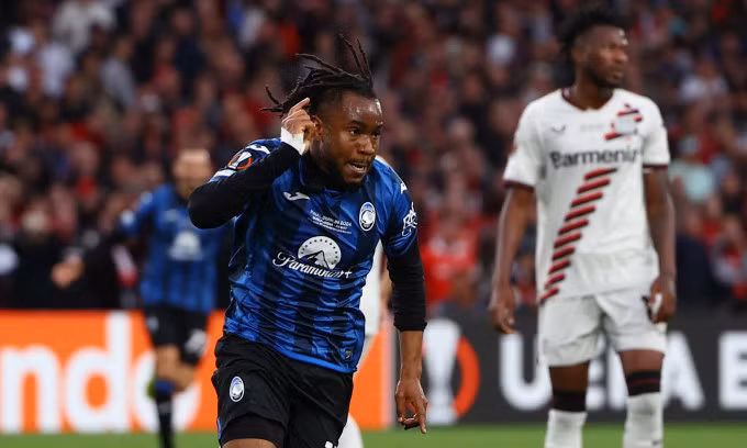 Tiền đạo Ademola Lookman (trái) mừng bàn nâng tỷ số lên 2-0. Ảnh: Reuters