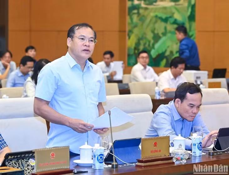 Thứ trưởng Công an Nguyễn Văn Long trình bày tờ trình về dự án Luật Phòng cháy, chữa cháy và cứu nạn, cứu hộ. (Ảnh: DUY LINH)