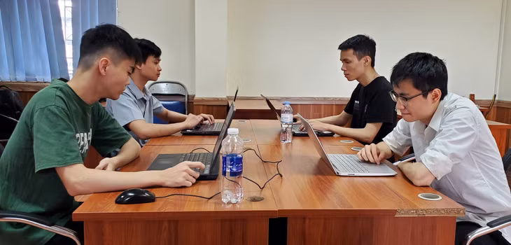 Các thành viên đội 0range của Học viện Kỹ thuật Mật mã vừa đạt được vị trí dẫn đầu bảng 'Cơ bản' cuộc thi an toàn thông tin ‘HackTheon Sejong’. Ảnh: Minh Tuấn