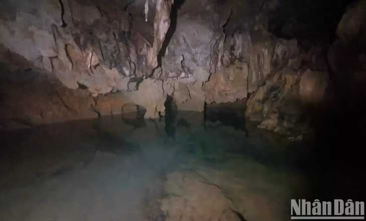 Dòng sông ngầm trong hang động Vân Tiên.
