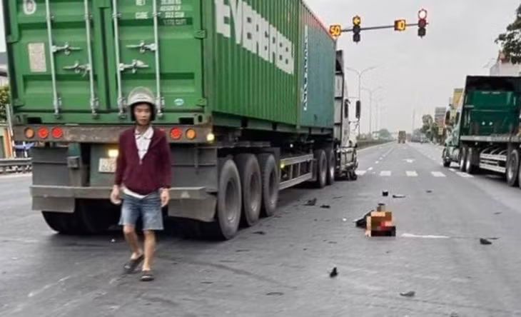 Hiện trường xảy ra vụ tai nạn giữa xe đầu kéo và xe đạp điện khiến một người phụ nữ bị thương.