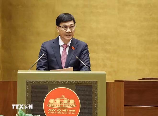 Chủ nhiệm Ủy ban Kinh tế của Quốc hội Vũ Hồng Thanh trình bày Báo cáo trước Quốc hội. (Ảnh: TTXVN)