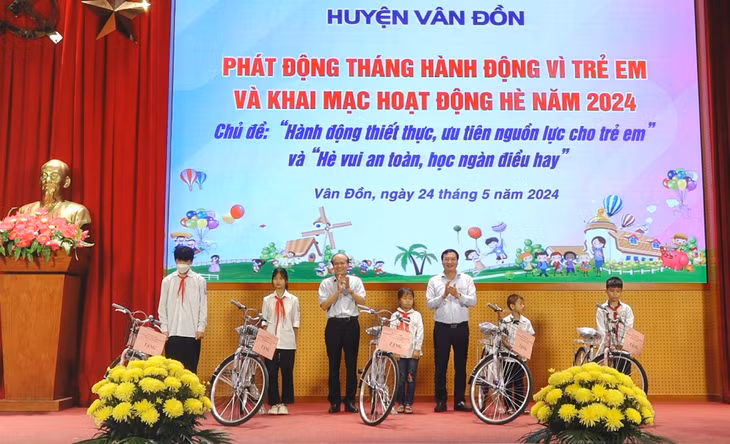 Hội Bảo trợ người khuyết tật và trẻ mồ côi tỉnh Quảng Ninh trao tặng 12 xe đạp cho 12 học sinh khuyết tật và mồ côi, trẻ em có hoàn cảnh khó khăn.