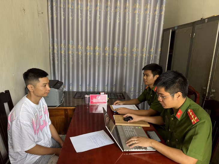 Đối tượng Nguyễn Đức Duy (trái) tại cơ quan Công an.
