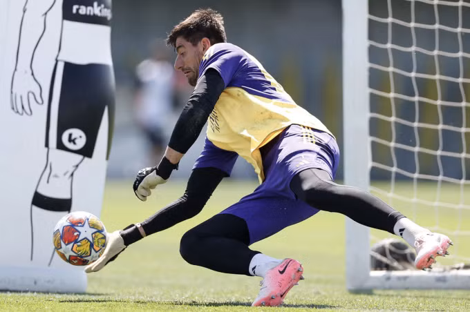 Courtois trong buổi tập cùng Real Madrid tại Valdebebas, Madrid hôm nay 28/5. Ảnh: realmadrid.com
