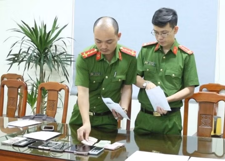 Cơ quan Công an kiểm tra tang vật thu giữ