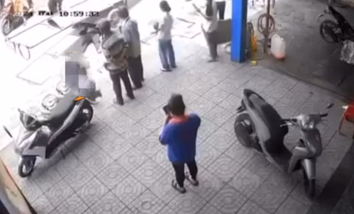 Nhiều người dân có mặt tại thời điểm xảy ra tai nạn.