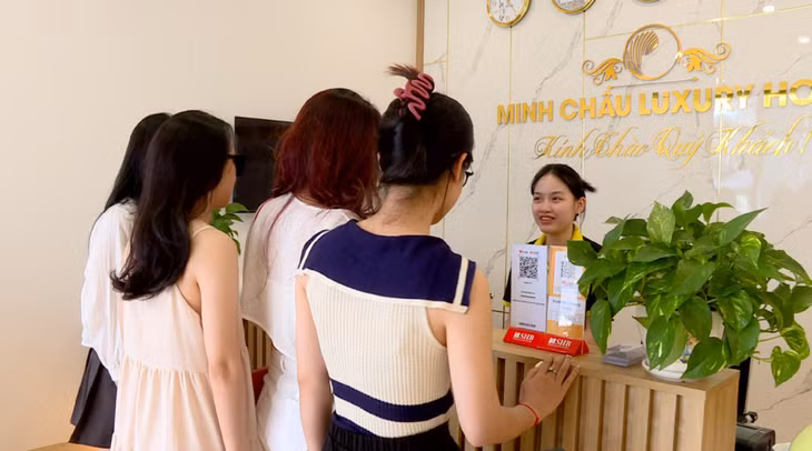Nhiều cơ sở lưu trú ở xã đảo Minh Châu, huyện Vân Đồn đã kín phòng đặt trước đến cuối tháng 6/2024.