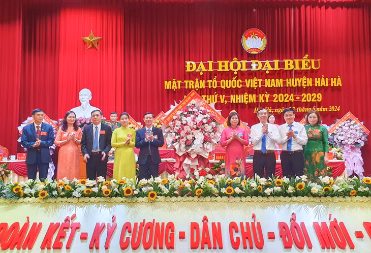 Lãnh đạo Ủy ban MTTQ tỉnh tặng hoa chúc mừng Đại hội.