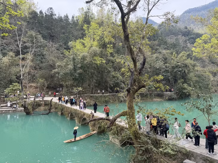 Tiểu Thất Khổng tọa lạc tại huyện Lệ Ba thuộc Châu tự trị dân tộc Bố Y và dân tộc Miêu Kiềm Nam, ở tỉnh Quý Châu, Trung Quốc, gần phía Bắc của Việt Nam. Từ cửa khẩu Hữu Nghị, Lạng Sơn di chuyển đến Tiểu Thất Khổng khoảng cách gần 700km, mất khoảng 8 tiếng 30 phút.