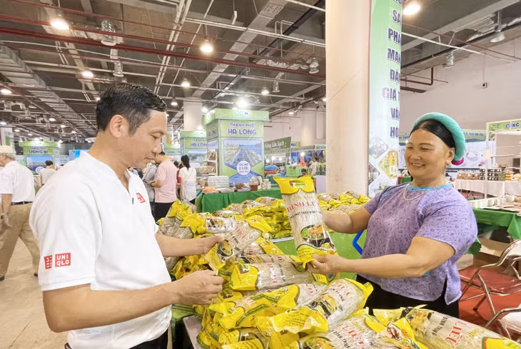 Nhiều sản phẩm OCOP Quảng Ninh được du khách tin tưởng chọn mua tại hội chợ.
