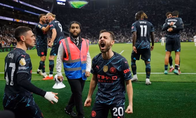 Cầu thủ Man City mừng sau khi Haaland ghi bàn ấn định thắng lợi 2-0 trước Tottenham ở London, trận bù vòng 34 Ngoại hạng Anh tối 14/5/2024. Ảnh: Guardian