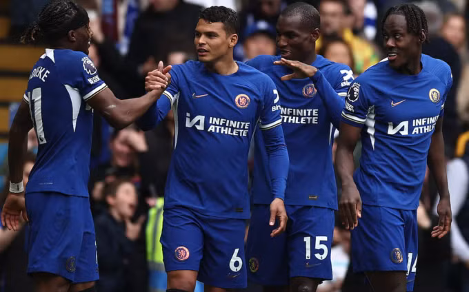 Noni Madueke chia vui với đồng đội sau khi nâng tỷ số lên 3-0 cho Chelsea. Ảnh: AFP