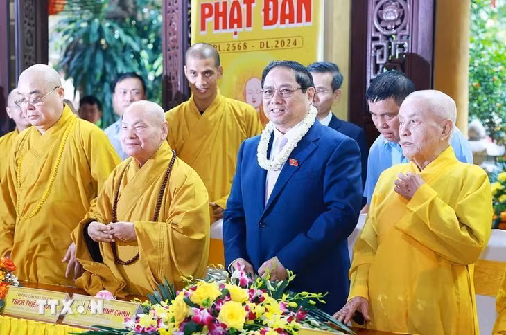 Thủ tướng Phạm Minh Chính chúc mừng các chức sắc, tăng ni nhân dịp Đại lễ Phật đản-Phật lịch 2568. (Ảnh: Dương Giang/TTXVN)