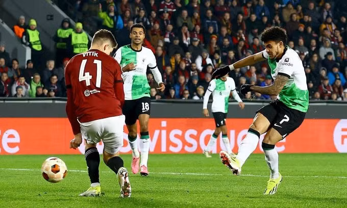 Luis Diaz (phải) ghi bàn thứ tư cho Liverpool trong trận thắng Sparta Prague 5-1 trên sân Epet, thành phố Prague, Czech, tối 7/3/2024. Ảnh: REX