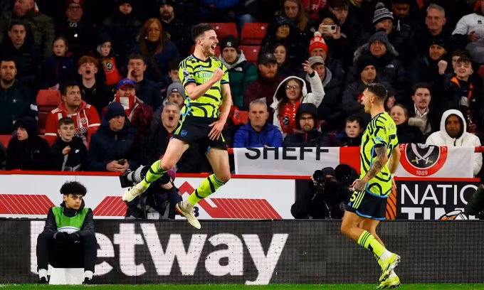 Tiền vệ Declan Rice nhảy lên mừng bàn nâng tỷ số lên 5-0 cho Arsenal trước Sheffield trên sân Bramall Lane, hạt South Yorkshire, vòng 27 Ngoại hạng Anh tối 4/3/2024. Ảnh: Reuters