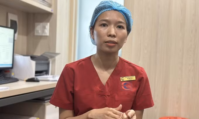 Điều dưỡng Hạ, công tác tại Trung tâm Cấp cứu A9, Bệnh viện Bạch Mai. Ảnh: Lê Nga