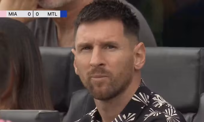 Messi ngồi trên khán đài cùng vợ con ở đầu trận lúc tỷ số là 0-0, nhưng chung cuộc Inter Miami thua đội khách Montreal 2-3, trên sân Chase, thành phố Fort Lauderdale, bang Florida, Mỹ ngày 10/3/2024. Ảnh: chụp màn hình