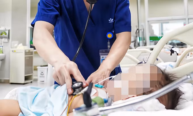 Bệnh nhi đang được điều trị tại Bệnh viện Nhi Trung ương. Ảnh: Bệnh viện cung cấp