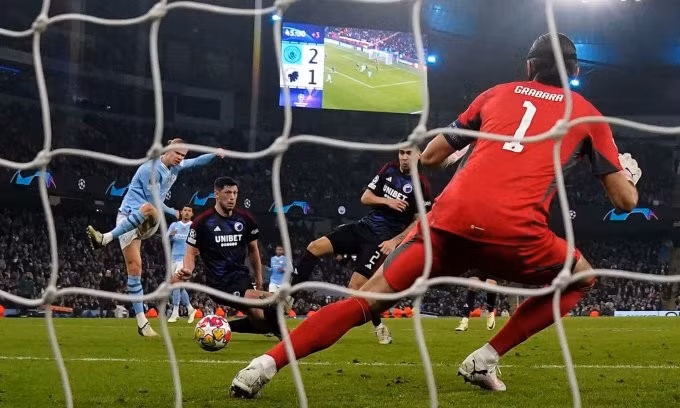 Haaland (trái) ghi bàn nâng tỷ số lên 3-1. Ảnh: PA