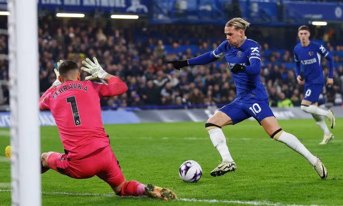 Tình huống Mudryk (số 10) ghi bàn thứ ba cho Chelsea. Ảnh: Reuters