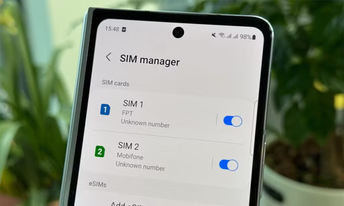 Một điện thoại di động lắp hai sim. Ảnh: Tuấn Hưng