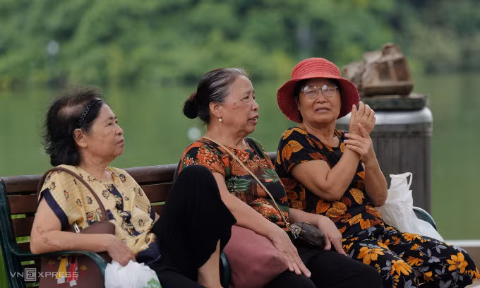 Người già Hà Nội thư giãn bên Hồ Gươm, tháng 8/2023. Ảnh: Ngọc Thành