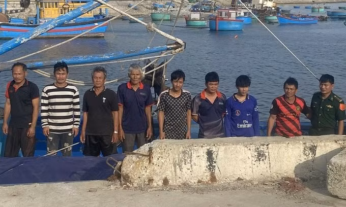 8 ngư dân được đưa vào cảng Cà Ná, tỉnh Ninh Thuận, ngày 10/3. Ảnh: Biên phòng cung cấp