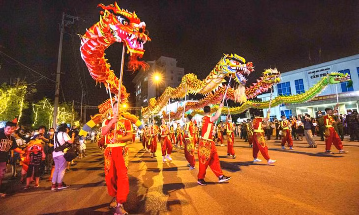 Múa rồng tại phố đi bộ “Phố đêm thợ mỏ”(Cẩm Phả). Ảnh: Dương Phượng Đại (CTV).