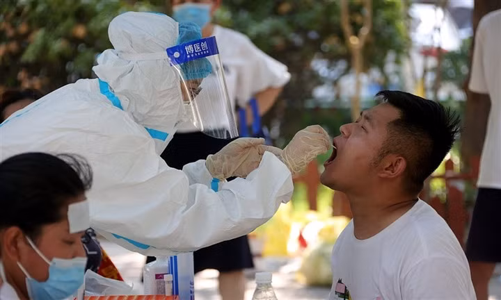 Thành phố Trịnh Châu đang xét nghiệm COVID-19 cho toàn dân. (Ảnh: VCG)