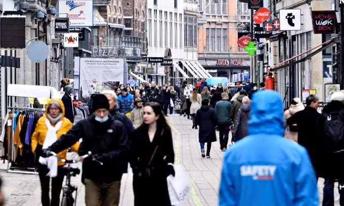 Người dân đi lại trên đường phố ở Copenhagen, Đan Mạch, hôm 1/3. Ảnh: Reuters.