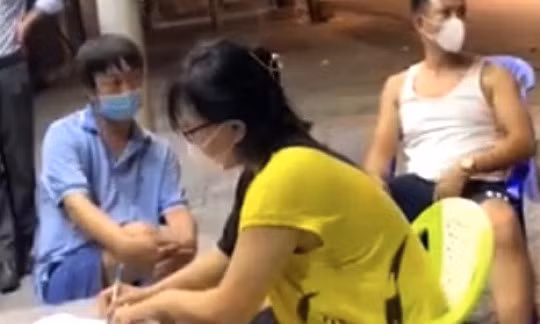Phạt 'cùng lắm là 50 triệu': Có 2 nhân viên cấp sở ảnh 3 Nhóm người vi phạm Chỉ thị 16, lăng mạ lực lượng chống dịch - Báo Quảng Ninh điện tử