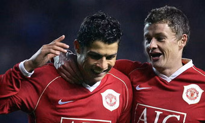Solskjaer (phải) từng là đồng đội của Ronaldo ở Man Utd. Ảnh: The Times