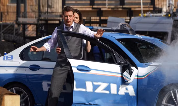 Tom Cruise (trái) và Hayley Atwell trên phim trường "Mission: Impossible 7" tại Rome. Ảnh: AP